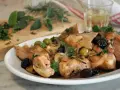 Piatto di coniglio alla cacciatora in bianco, con olive, cipolle e rosmarino. Un classico della cucina italiana.