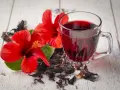 Herbata z hibiskusa: Parzenie, właściwości i przepisy na każdą porę
