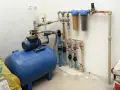 System hydroforni z pompą, zbiornikiem i filtrami wody.