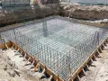 Siatka zbrojeniowa ław fundamentowych gotowa do zalania betonem. Sprawdź ławy fundamentowe cena robocizny.