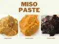 Trzy rodzaje japońskiej pasty z soi: mugi, kome i mame miso, różniące się kolorem i teksturą.