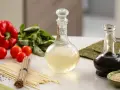 Na stole leżą składniki do sushi: makaron, pomidorki, papryka, nori, sezam, sos sojowy i ocet ryżowy po polsku.