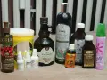 Kolekcja kosmetyków, w tym balsam do włosów i olejki, które pomogą w pielęgnacji kręconych włosów.