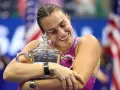 Sabalenka abraza su trofeo, un símbolo de sus logros en los Grand Slams.