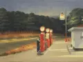 Une station-service isolée, typique des Edward Hopper paintings, avec un homme faisant le plein. L'atmosphère est calme, presque mélancolique.