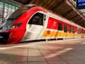 Nowoczesny pociąg Polregio Impuls na stacji. Bez opłaty za wydanie biletu w pociągu regio, podróż jest przyjemniejsza.