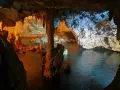 Grotta di Nettuno: un'esperienza magica per chi cerca cosa fare ad Alghero, con stalattiti e stalagmiti illuminate da luci suggestive.