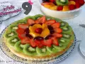 ¡Feliz Aniversario! Una deliciosa tarta de frutas con kiwi, fresas, naranja y uvas.