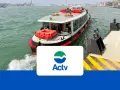 Un traghetto ACTV si avvicina al molo del Tronchetto, pronto a sbarcare passeggeri diretti al Lido.
