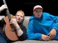 Ed Sheeran z gitarą i Yung Gravy w niebieskiej bluzie. "Azizam, co to znaczy?" - zastanawia się Yung Gravy, patrząc na tatuaże Eda.
