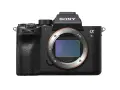 Czarna lustrzanka Sony Alpha 7R z obiektywem E-mount. Idealna do rozwiązywania fotograficznych krzyżówek.