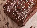 Omas Schokokuchen in Kastenform, glasiert und mit Sternchen verziert. Ein süßer Genuss, der Kindheitserinnerungen weckt.