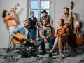 Warszawska Orkiestra Sentymentalna: siedmioro muzyków z trąbką, gitarą, akordeonem, kontrabasem i perkusjonaliami.