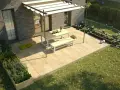 Moderne garten terrasse ideen: helle Steinplatten, Pergola mit Sonnensegel, Holztisch mit Bänken, grüne Beete und Rasen.