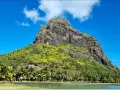 Mauritius pogoda marzec: majestatyczna góra porośnięta zielenią, palmy, jezioro i błękitne niebo.