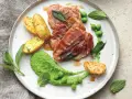 Saltimbocca Rezept Original: Zarte Kalbsschnitzel mit Salbei und Prosciutto, serviert mit Erbsenpüree und Rosmarinkartoffeln. Ein Fest für die Sinne!