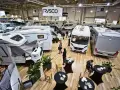 Wielka hala targowa pełna kamperów i przyczep kempingowych. Widać logo ERWIN HYMER GROUP.