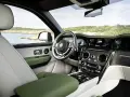 Wnętrze luksusowego Rolls-Royce SUV z zielonymi i białymi skórzanymi detalami, widok na morze.