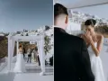 Wzruszona panna młoda podczas szybkiego ślubu cywilnego na Santorini. W tle białe domy i błękitne niebo.