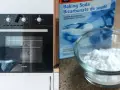 Nowy piekarnik czeka na czyszczenie. Soda oczyszczona w miseczce i opakowanie obok sugerują ekologiczne metody.