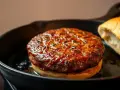 Jak usmażyć burgera na patelni? Sekret soczystości krok po kroku