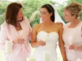 Panna młoda z mamą i druhną, toast szampanem. Dobry wedding planner cena to klucz do udanego wesela.