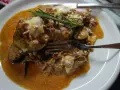 Herzhafte Auberginen-Hackfleisch-Auflauf, inspiriert von Omnia Rezepte, mit geschmolzenem Käse und Rosmarin garniert.