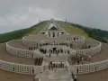 Monumento ai caduti sul Monte Grappa, Prima Guerra Mondiale. Una banda militare suona mentre soldati rendono omaggio.