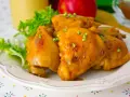 Sabrosas piezas de pollo glaseado, perfectas para tus recetas con pollo. Servido con lechuga fresca y adornado con cebollino.