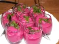 Six verrines de mousse de betterave, garnies de persil frais, prêtes à être dégustées.