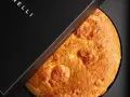Pizza al formaggio veloce, dorata e fragrante, appena sfornata e pronta per essere gustata.