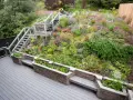 Magnifique aménagement talus raide avec escalier, terrasses et jardinières fleuries. Un jardin luxuriant et coloré.
