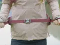 Ajustement de la ceinture d'un sac à dos de randonnée pour un confort optimal. La sangle est bien tendue.