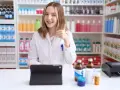 Farmaceutka z uśmiechem pokazuje kciuk w górę, potwierdzając, czy apteka może wydać lek bez recepty.