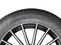 Pneumatico auto con indicazione della dimensione 205/55 R16, montato su un cerchio sportivo.