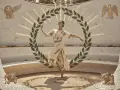 Danza de templanza y juicio, como en el tarot. Una bailarina en un círculo de laurel, rodeada de símbolos celestiales y animales.
