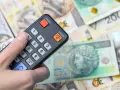 Dłoń trzyma pilota, który steruje kanałem technologicznym, na tle polskich banknotów.