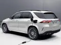 Biały samochód hybrydowy Mercedes-Benz GLE jest ładowany.