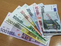 Różne banknoty euro ułożone wachlarzowo: 5, 10, 20, 50, 100, 200 i 500 euro.