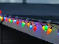 Jak zamontować lampki pod dachem? Bezpieczny poradnik krok po kroku