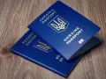 Dwa niebieskie paszporty Ukrainy leżą na drewnianym tle. Czy do Turcji potrzebny jest paszport? Tak, do podróży do Turcji potrzebny jest paszport.