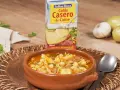Un reconfortante rancho canario, un guiso casero con garbanzos, patatas y carne, listo para disfrutar.