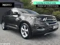 Ford Edge 2.0 TDCI w ciemnoszarym kolorze, zaparkowany przed garażem. Oferta leasingu i kredytu.
