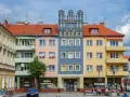 Kolorowe kamienice przy placu, z charakterystyczną niebieską fasadą. To urokliwe brzeg atrakcje, idealne na spacer.