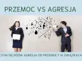 Mężczyzna krzyczy do megafonu, a kobieta leży obok. Czy krzyk to agresja? Obraz ilustruje różnicę między agresją a przemocą.