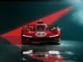 Czerwony samochód wyścigowy Ferrari 499P z numerem 24 na tle czerwonego światła.