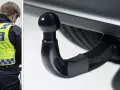 Polis med reflexväst inspekterar dragkrok, en viktig del av husvagns kollen för säker färd.