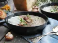 Krämig svampsoppa med riven ost och champinjoner, perfekt som förrätt eller lätt lunch. Ett enkelt fisksoppa recept att prova!