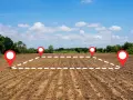 Pola uprawne z zaznaczonymi punktami i linią wskazującą granice działki.