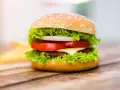 Ile kalorii ma hamburger? Poznaj liczby i zjedz go fit!